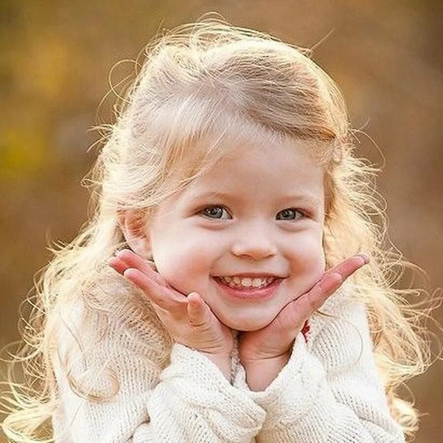Улыбаться и смеяться чаще. Искренняя улыбка. Улыбка девочки. Улыбка ребенка. Красивые малыши.