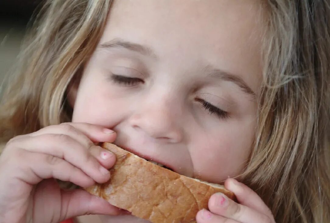 Человек есть хлеб. Девочка с хлебом. Человек ест хлеб. Ребенок ест хлеб. Девушка ест хлеб.