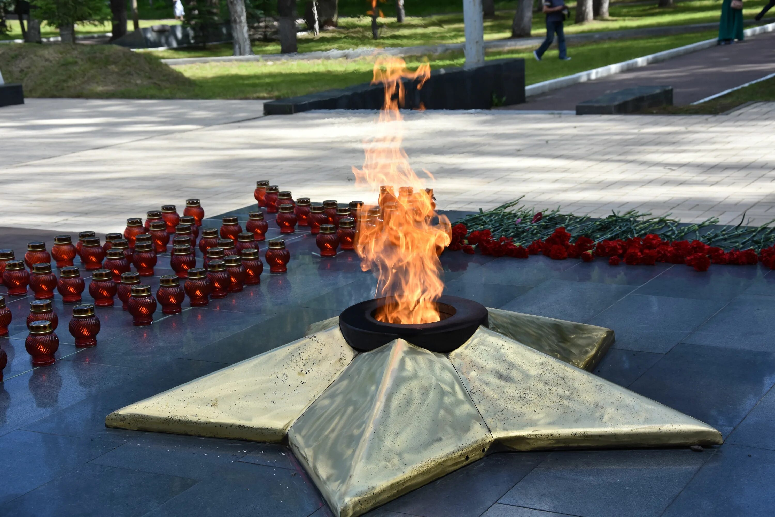 Маленький вечный огонь. Мемориальный комплекс вечный огонь. Сызрань мемориальный комплекс вечный огонь. Мемориальный комплекс у вечного огня Тобольск. Мемориальный комплекс "вечный огонь"город Ишимбай.