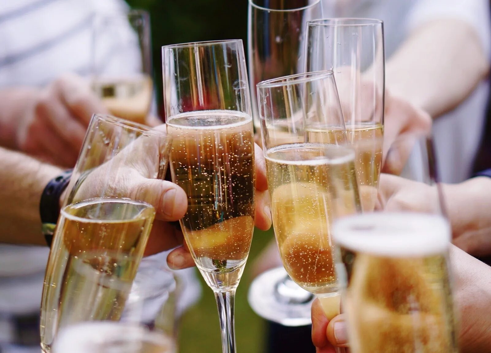 Чин чин бокалы с шампанским. Как правильно пить шампанское на новый год. Шампанское в бокале. Бокалы с шампанским. Шампанское.