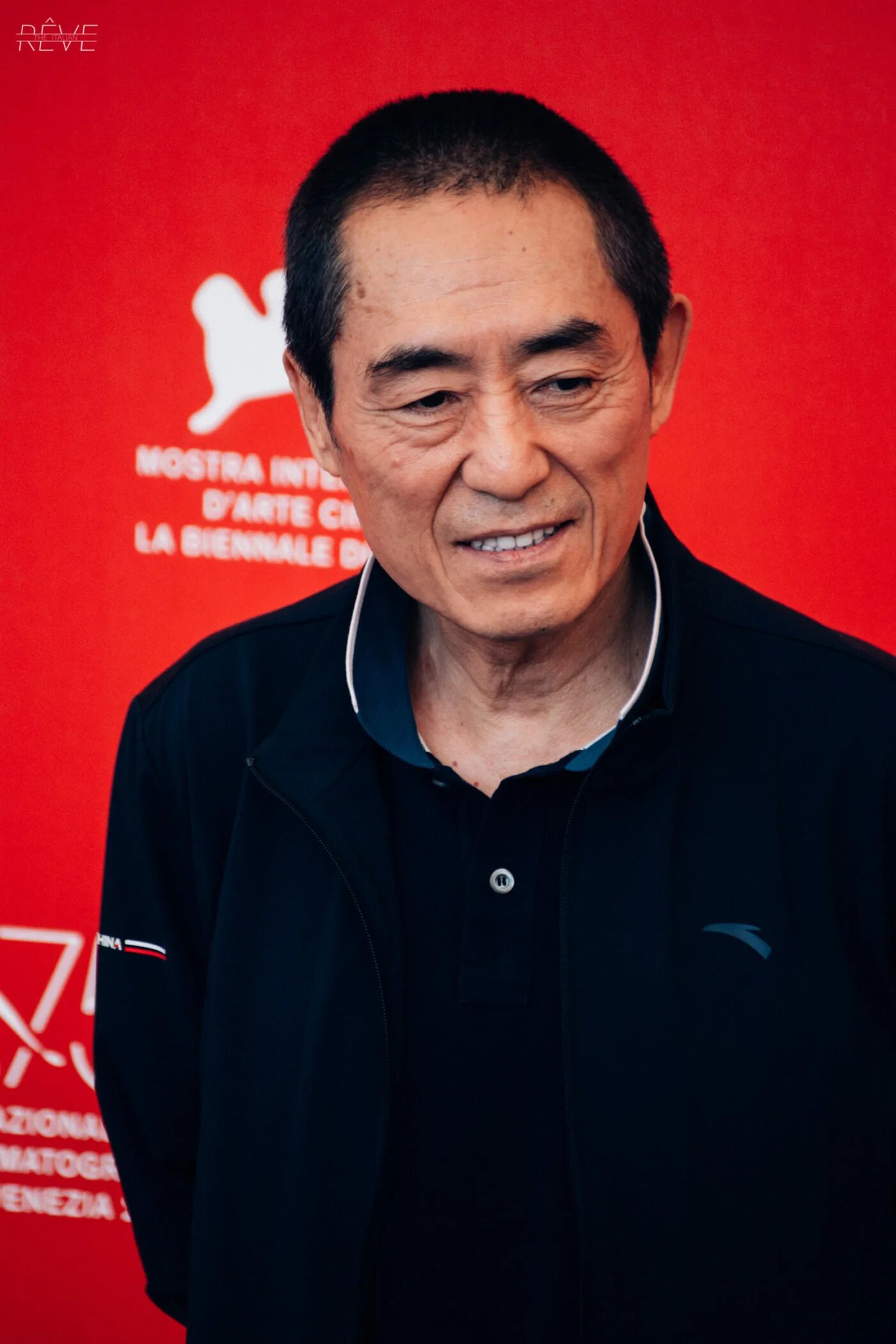 Чжан имоу. Чжан имоу китайский актёр. чжан имоу молодой. чжан имоу фильмография режиссер.