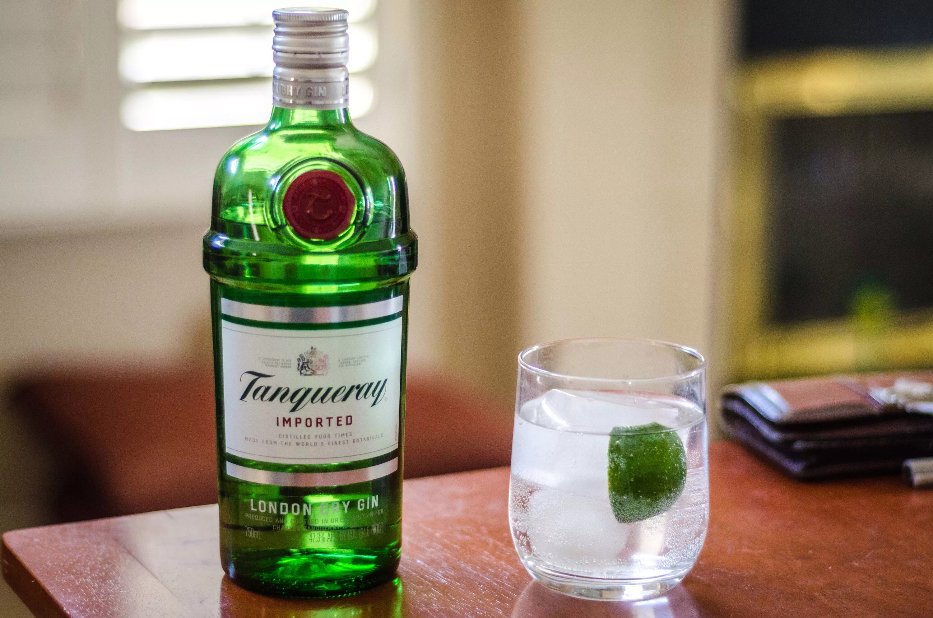 Алкогольный напиток получаемый. Джин Tanqueray. Tanqueray London Dry Gin. Джин алкогольный Tanqueray. Jin алкогольный напиток.