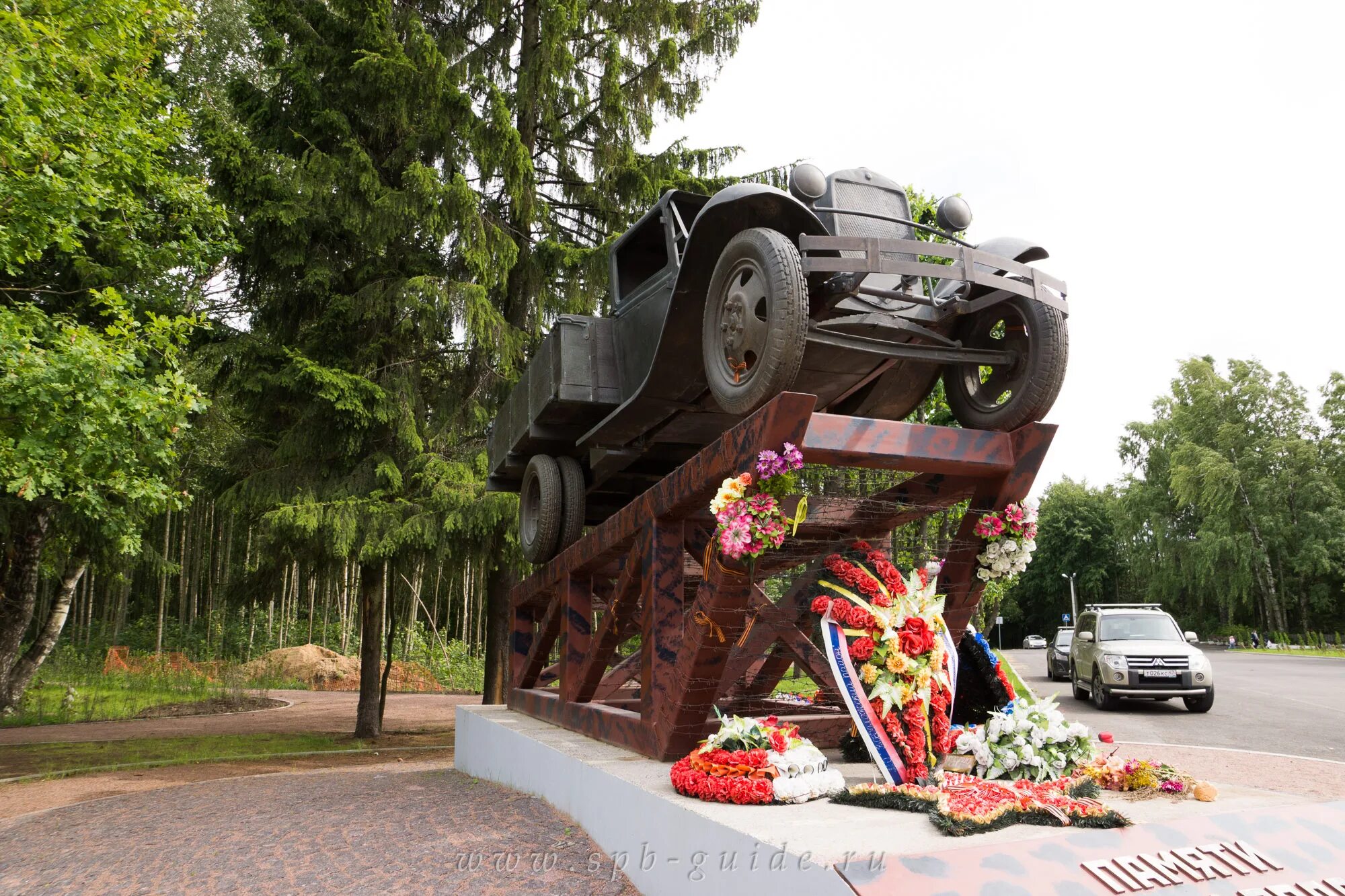 Памятник полуторке. Памятник полуторке во Всеволожске. Памятник полуторке на дороге жизни. Памятник на дороге жизни во Всеволожске. Мемориальный комплекс дорога жизни первый километр.