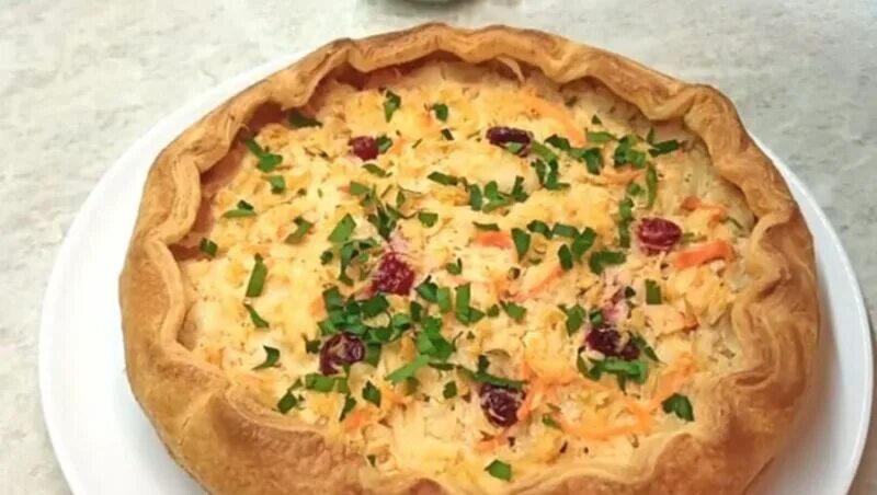 Слоеный пирог с капустой и яйцом. Пирог с капустой из слоеного теста. пирог карустный из слоеногг оеста. пирог с квашеной капустой из слоеного теста. пироги из слоеного теста с капустой фото.