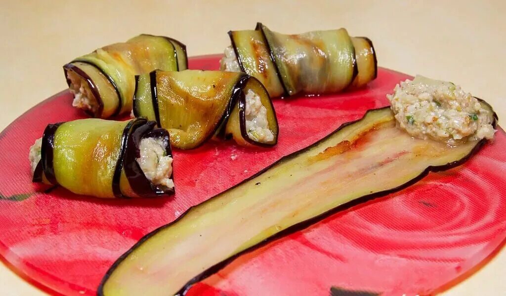 Какую закуску можно сделать из баклажанов. Рулетики бадриджани. рулетики из баклажанов по-грузински на зиму. ломтики из баклажанов. завитки из баклажанов.