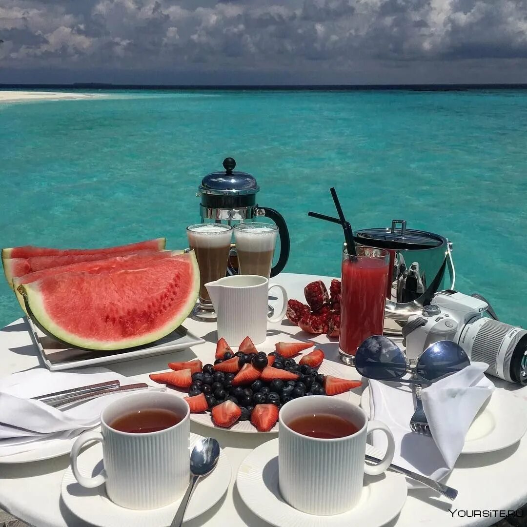 Суббота отпуск. Завтрак у моря. Романтический завтрак на море. Утро на море. Роскошный завтрак.