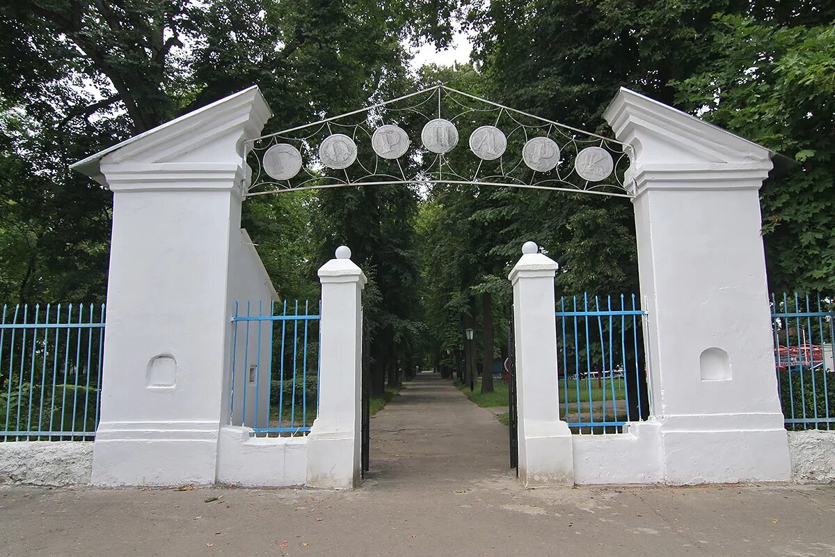 Гуляют ворота. Ворота парк Шкулева. Новозыбков парк аттракционов. Терлецкий парк ворота. Ворота в парк Трубчевск.