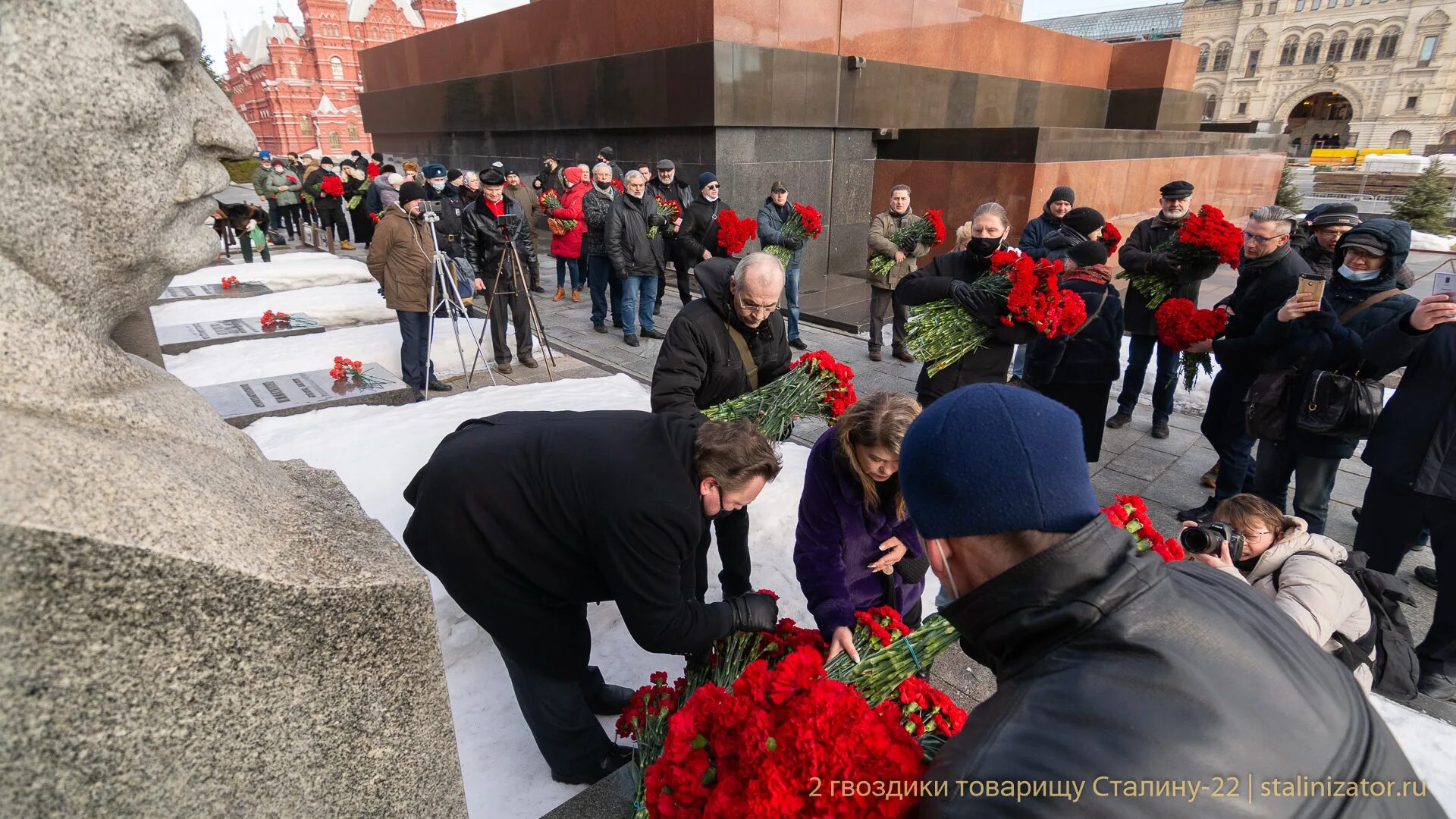 Гвоздики для сталина. Две гвоздики для товарища Сталина 2022. Могила Сталина 2022. Сталин 2022 могила.