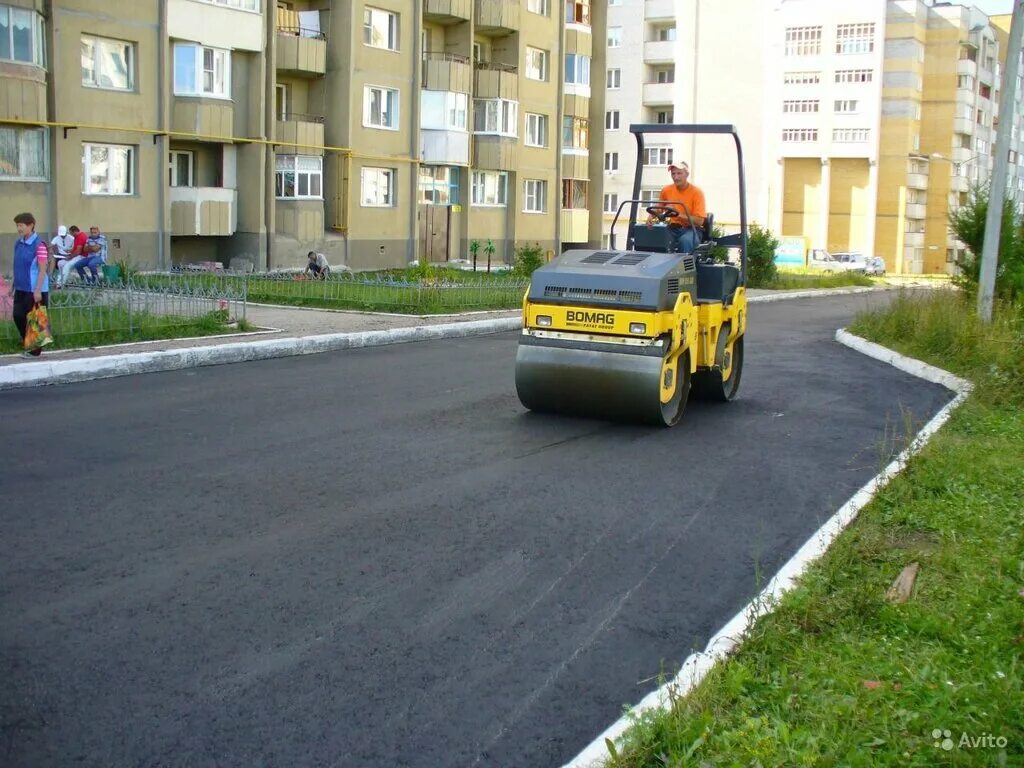 Асфальтирование придомовой территории. Асфальт в частном дворе. Асфальтирование придомовой территории. Асфальт в частном доме. Асфальтовая крошка дорога.