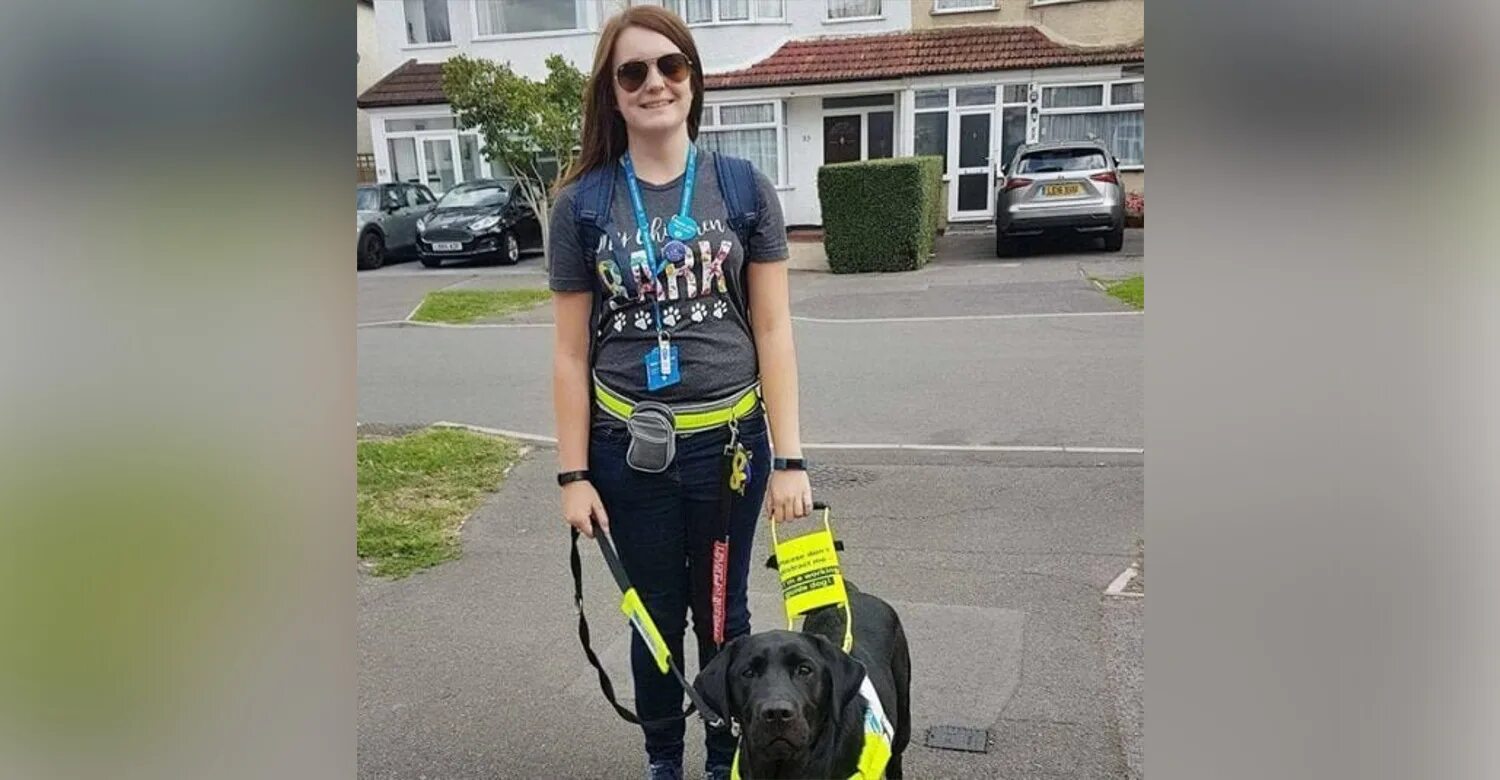 Собака слепой девушки. Девушка с собакой. Собака поводырь. Девушка с собакой поводырем. Собака слепой девушки.