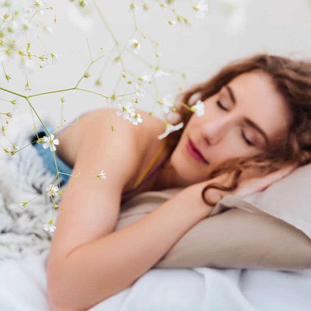 Увидеть во сне цветущий. Спит в цветах. Увидеть во сне цветущий. Сон цветок. Девушка спит в цветах.