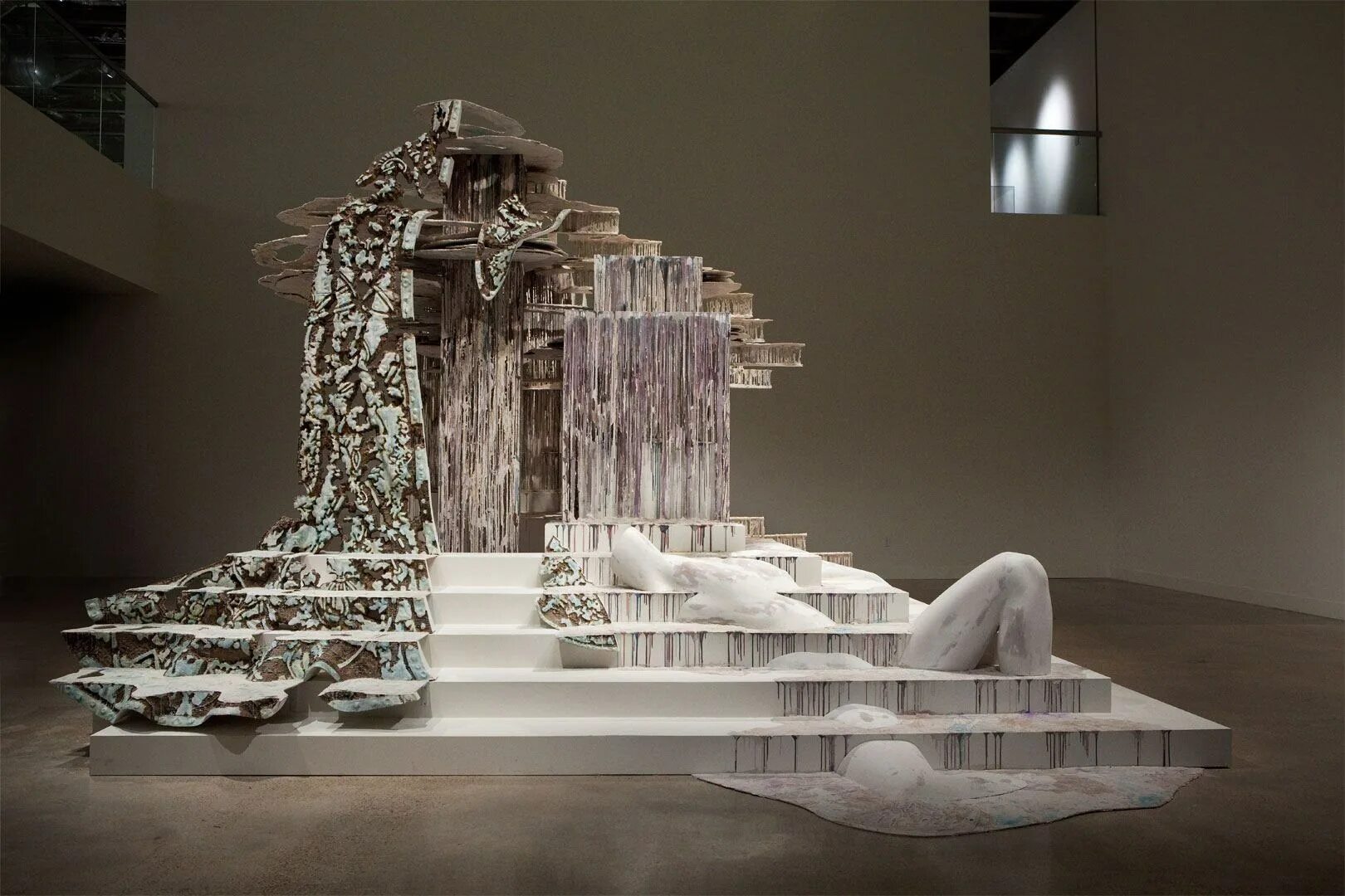 Diana al-Hadid. Необычные инсталляции. Инсталляция скульптура. Арт инсталляция.