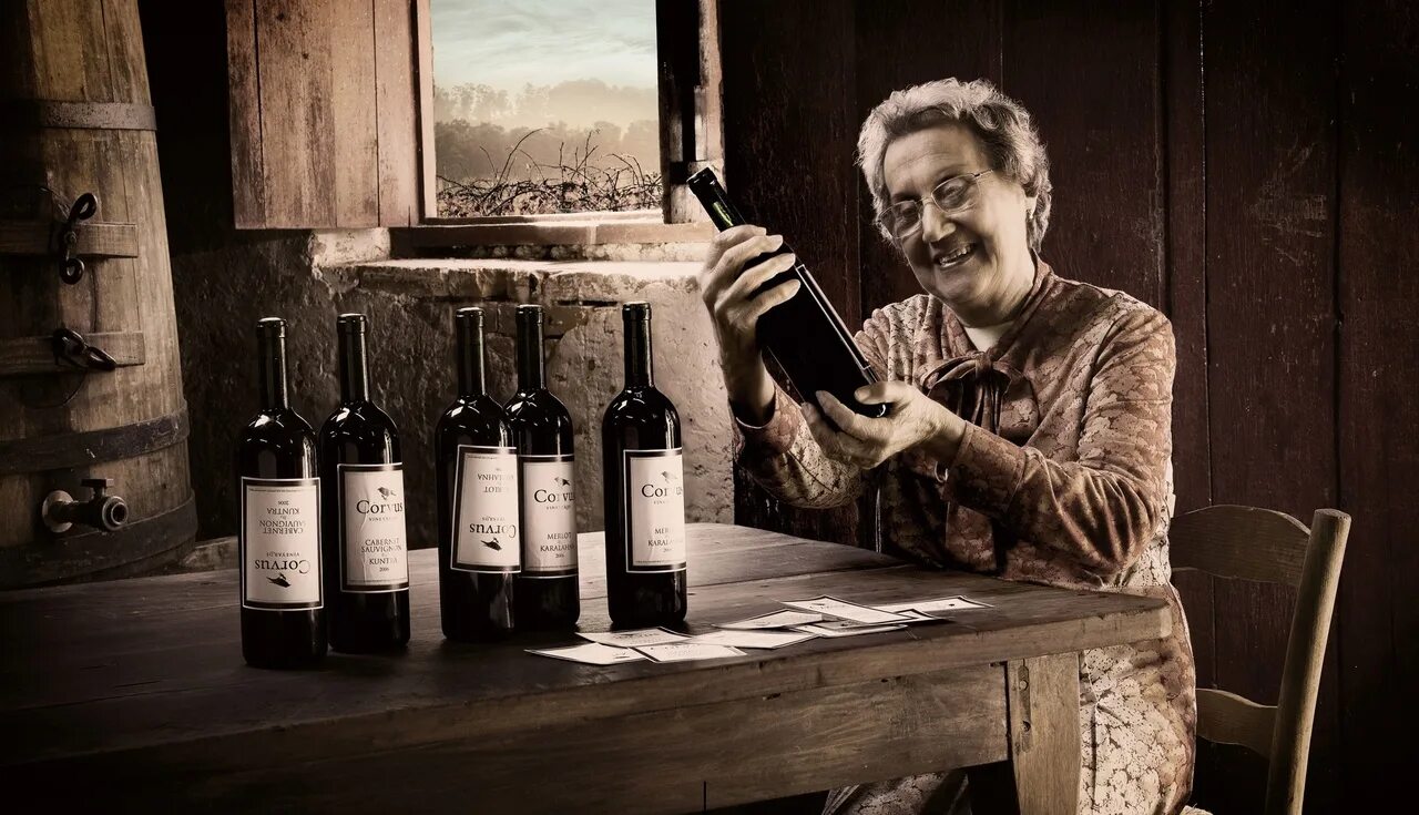 Дети пьют вино. Фотосессия с вином. Бабка с вином. Бабушка с виски. Вино ретро.