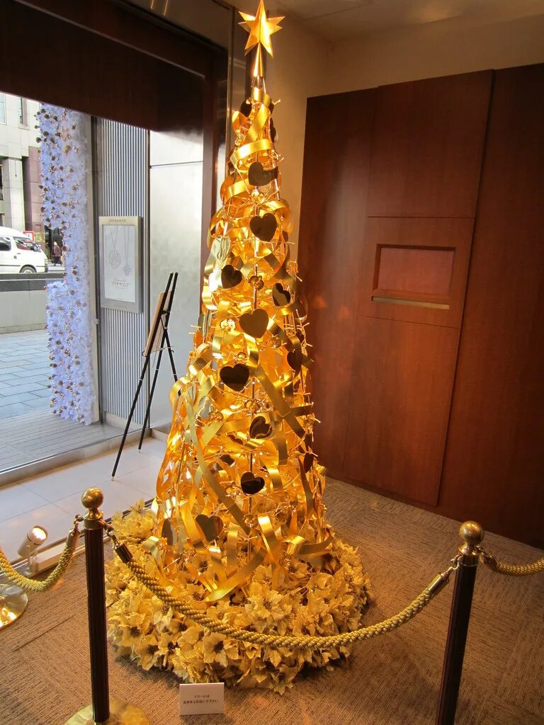 Золотая елка купить. Золотая елка Гинза Танака Дисней. Оригинальная елка. Необычные новогодние елки. Самая оригинальная елка.