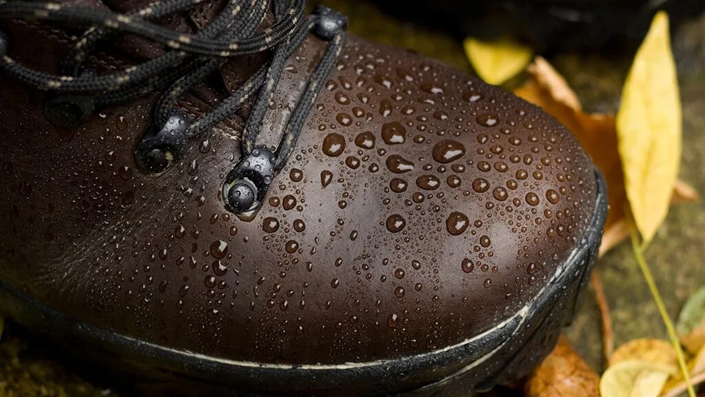 Водоотталкивающая пропитка для обуви. Мокрая обувь. Мокрые ботинки. Ботинки с водоотталкивающей пропиткой.