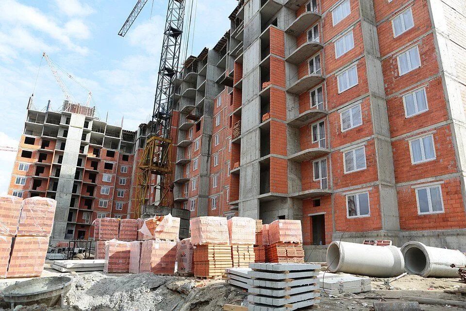 строящиеся дома.