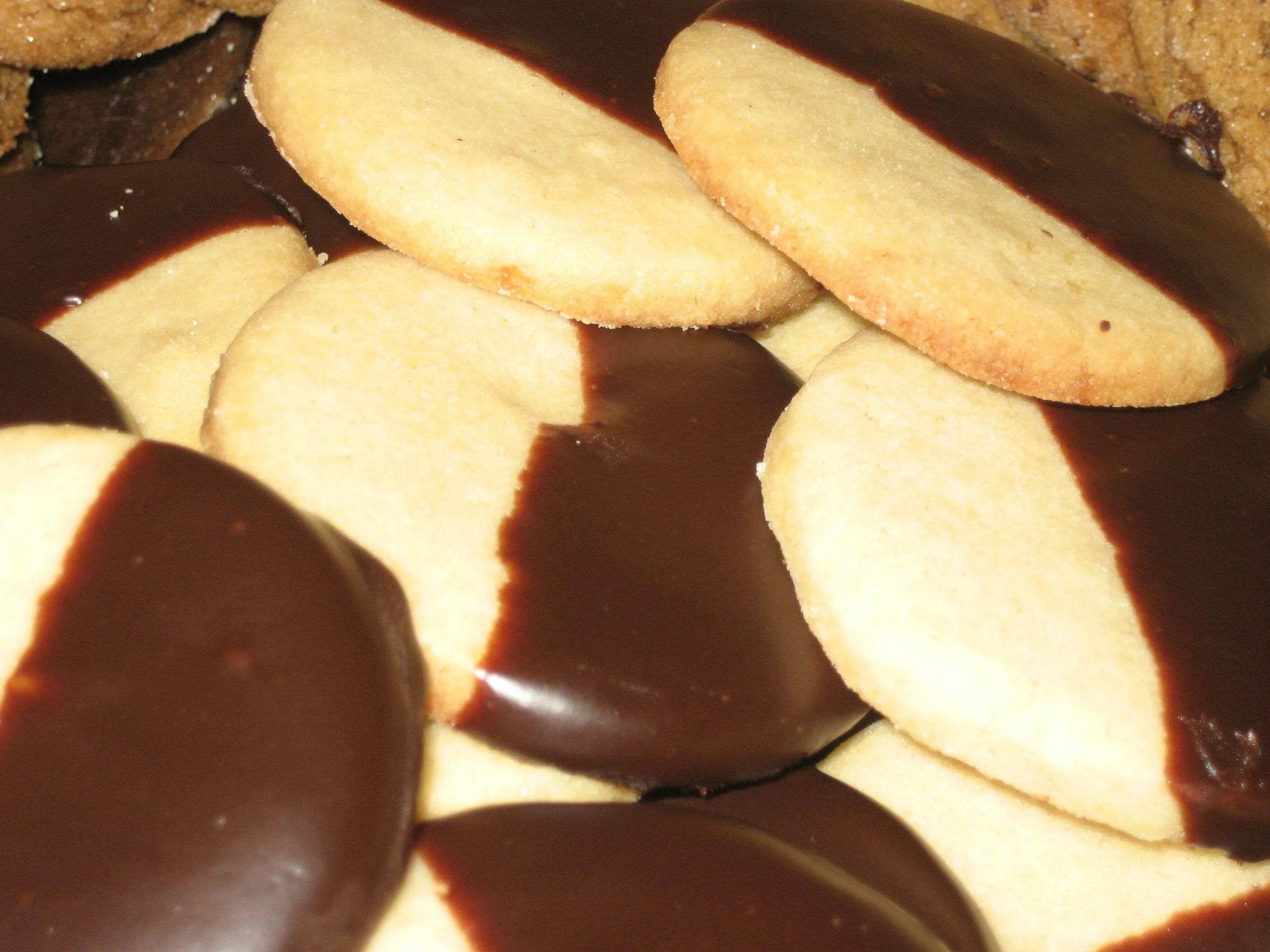 Рецепт печенье какао масло. Печенье с шоколадом. Печенье «песочное». Песочное печенье с шоколадом. Печенье белое и шоколадное.