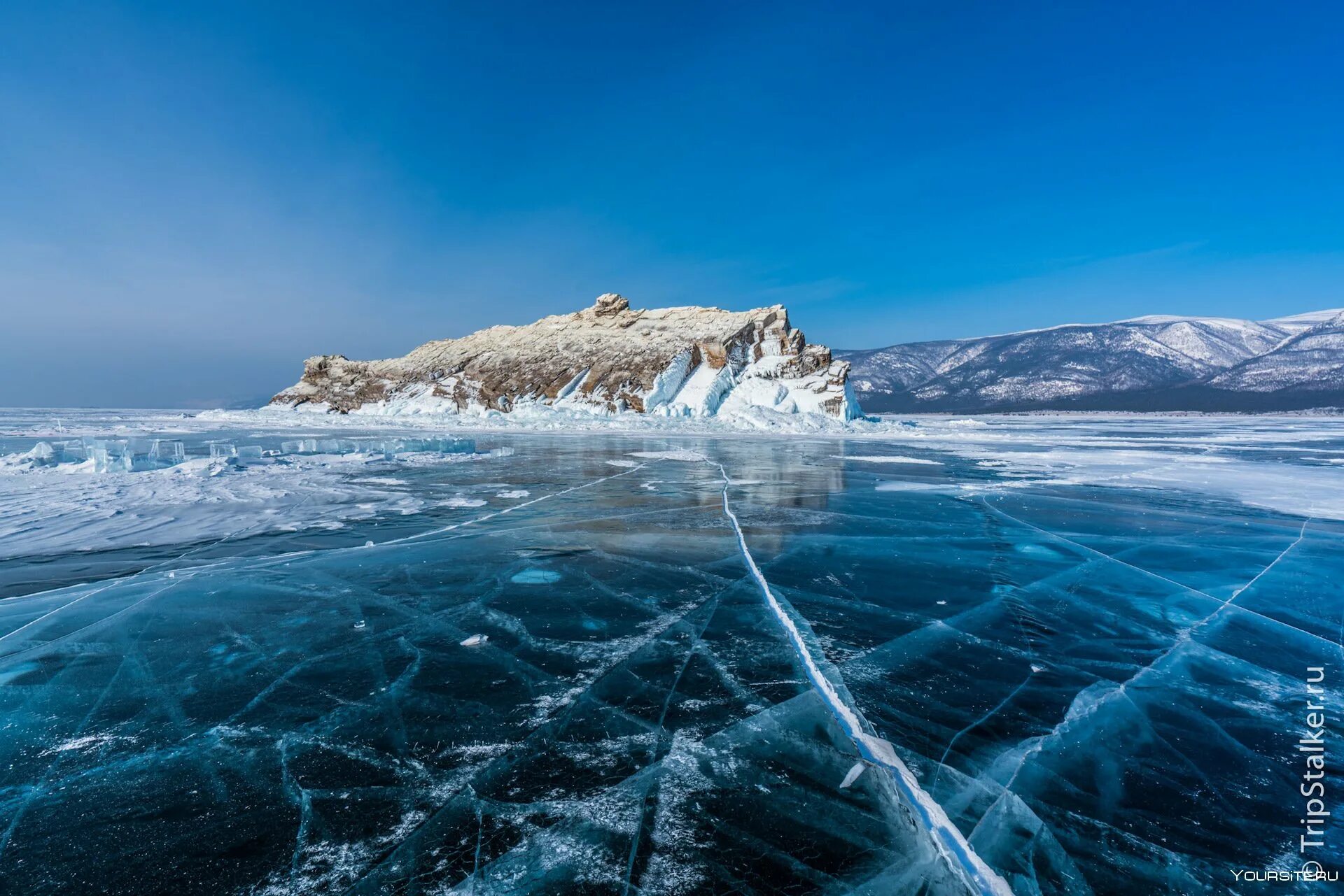 Лед фото. Скала Еленка Байкал. Зимний Байкал. Лед Байкала Малое море. Малое море Байкал зимой.