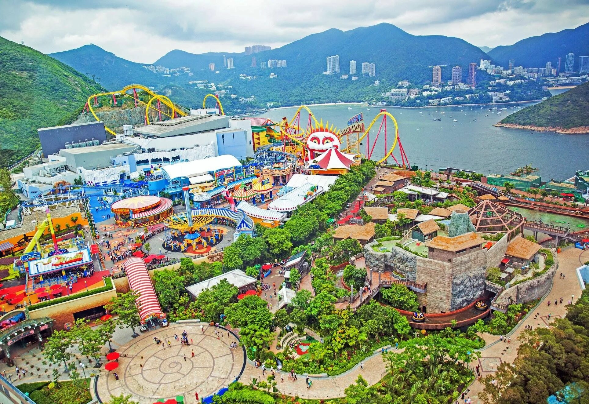 Ocean park в гонконге. Океанический парк в гонконге. Оушен парк гонконг американские горки. Ocean park hong kong аттракционы. Гонконг аквапарк.