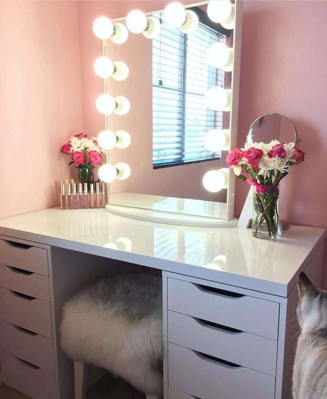 Столик в спальню с зеркалом и подсветкой. Туалетный столик. Стол для макияжа. Красивый туалетный столик. Туалетный столик с косметикой.