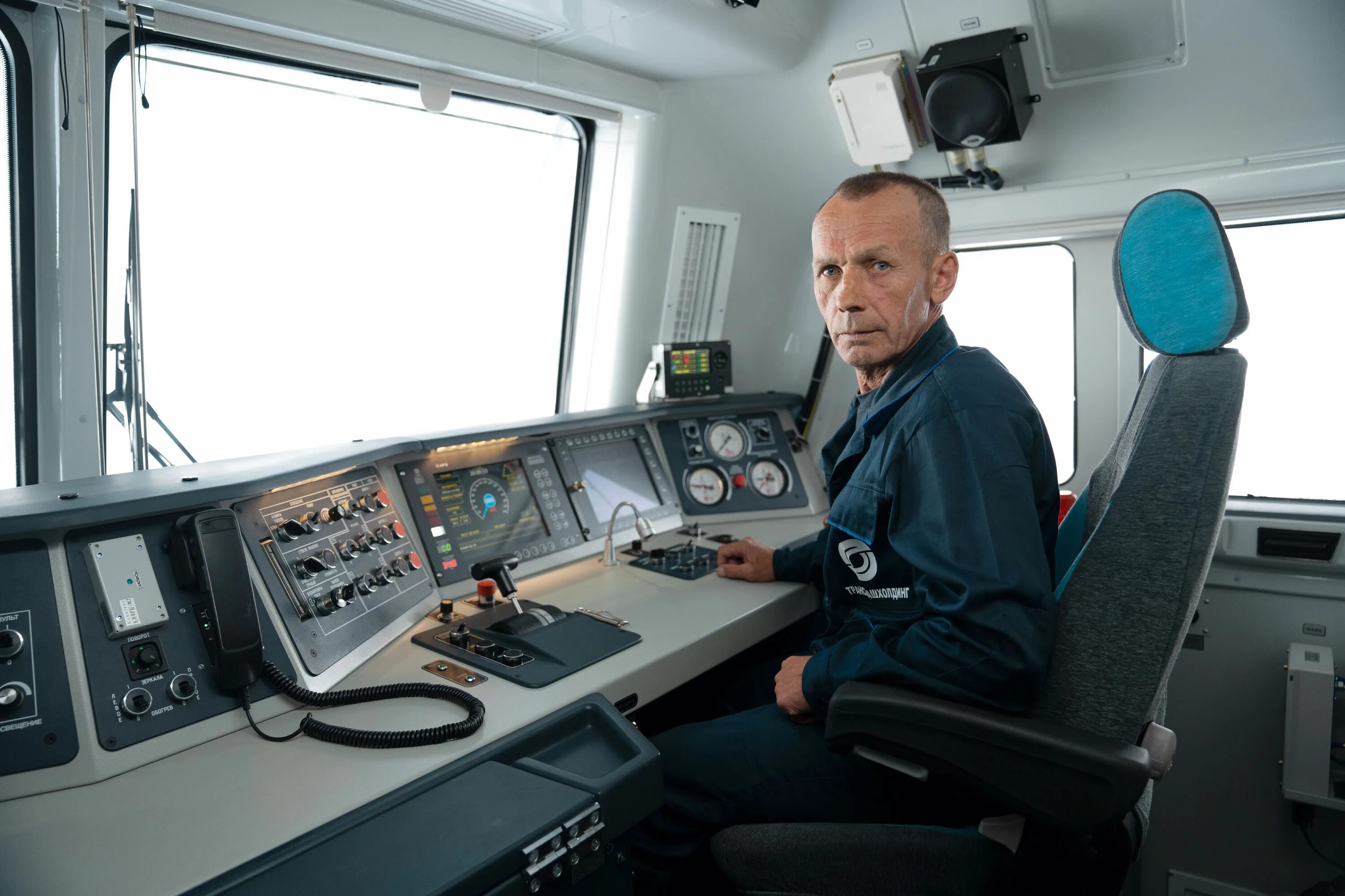 тренажер для машинистов ржд. машинист маневрового локомотива. тэм18дм кабина машиниста. кабина ласточки эс2г. локомотивы без машинистов.