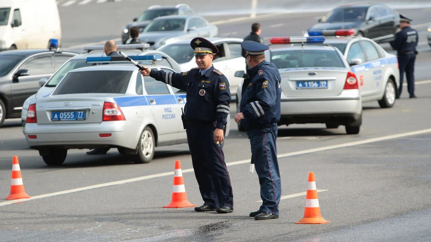 Ограничение движения ГАИ. Сотрудник ГИБДД. Движение перекрыто ДПС. ГИБДД перекрыли дорогу. Аресты автомобилей сайт гибдд