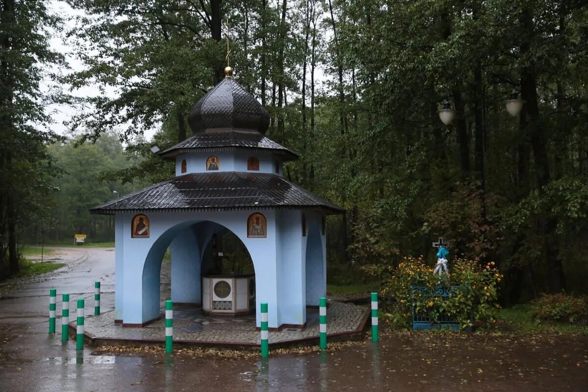 Над святой. Часовенка в Деулино. Лукьяновка - Часовенка. Польские часовенки во дворе. Река грабарка Хмельницкая область.