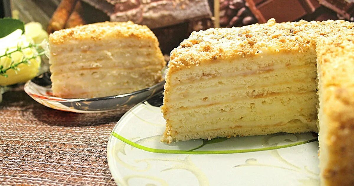 торт наполеон вид сверху. торт наполеон на сковороде. торт с миндальными лепестками. наполеон десерт. классический торт наполеон на сковородке.