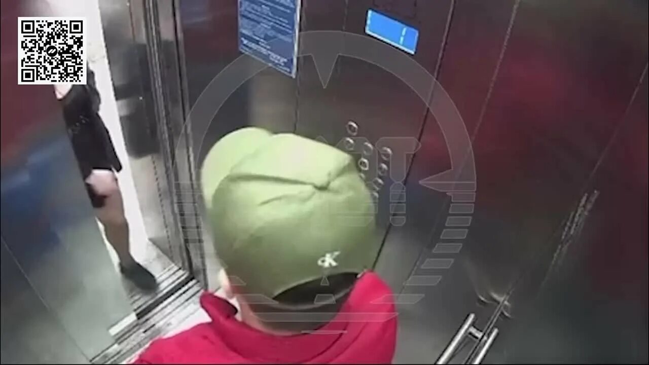 Извращенец лапает. Камера в лифте. Люди в лифте. Парень в лифте.