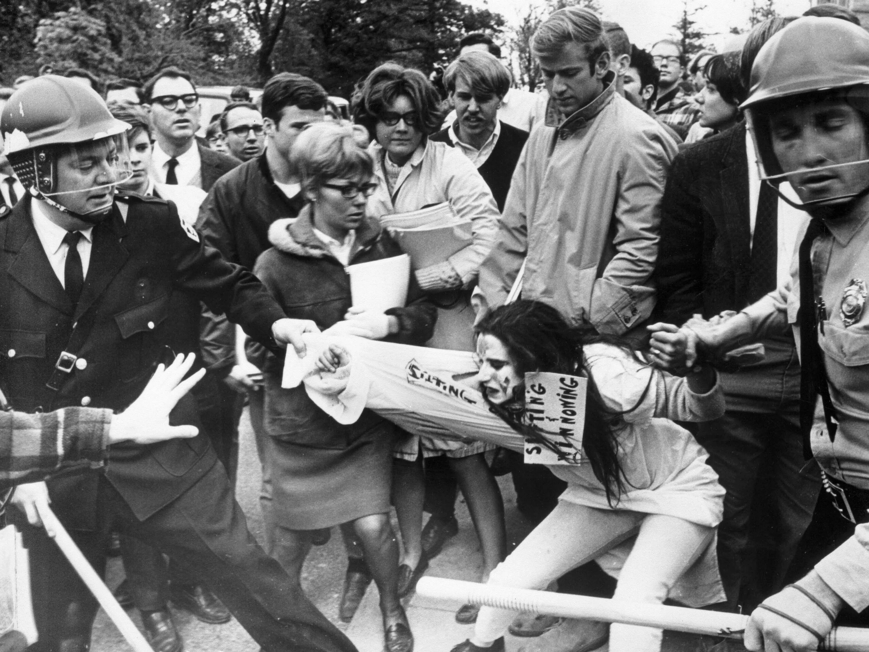 Кризис 1960 1970. Антивоенные митинги в США Вьетнам 1968. Хиппи 60х в Америке протесты. Протесты против войны во Вьетнаме 1968.