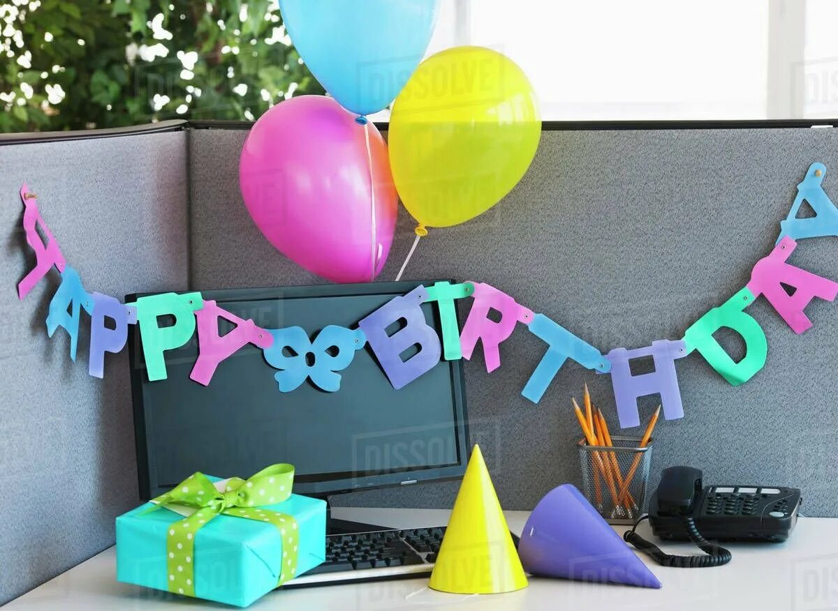 Креативно поздравить с днем рождения коллегу. Украшения на день рождения. Украсить на день рождения. Оригинальные украшения на день рождения. Украшение рабочего стола на день рождения.