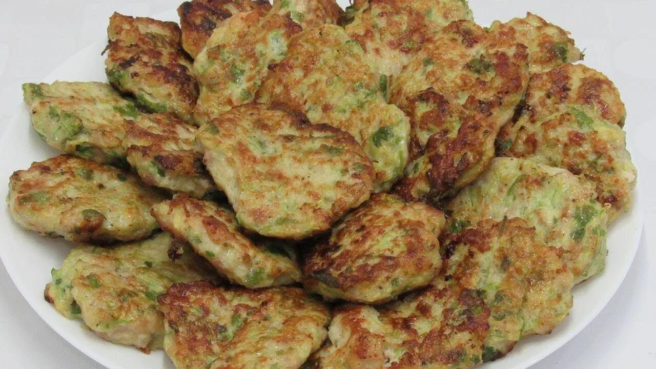 Кабачковые оладьи с мясом. Оладьи из кабачков с фаршем. Кабачковые оладьи с куриным фаршем. Оладьи из кабачка в духовке. Оладьи из кабачков с курицей.