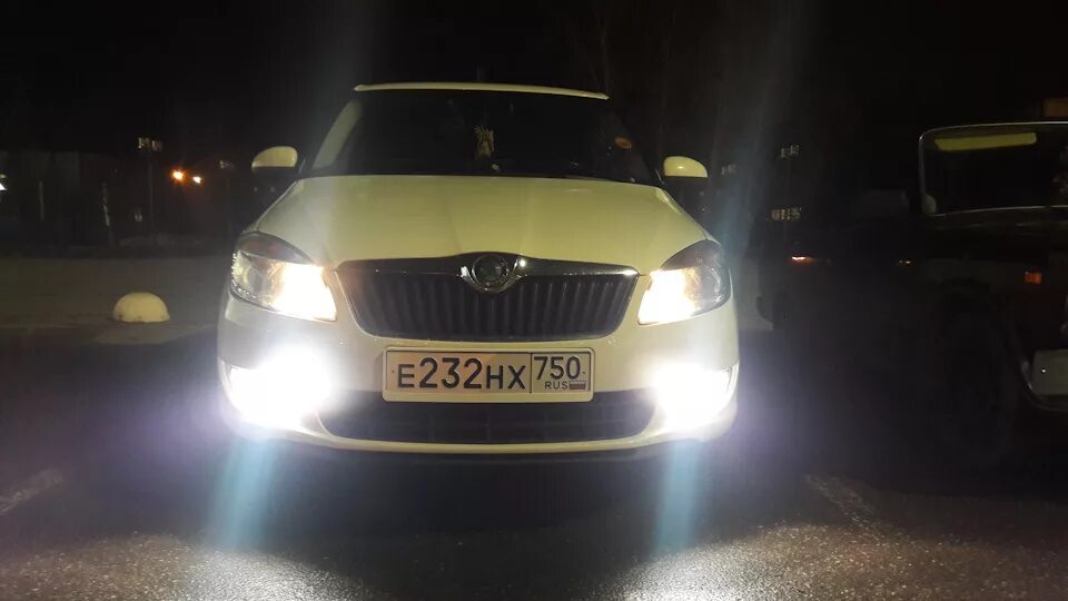 Шкода фабия лампочки. Led птф skoda fabia 1. противотуманные фары шкода фабия 2 led. лампа противотуманка света шкода фабия 2. фабия 2 ксенон.