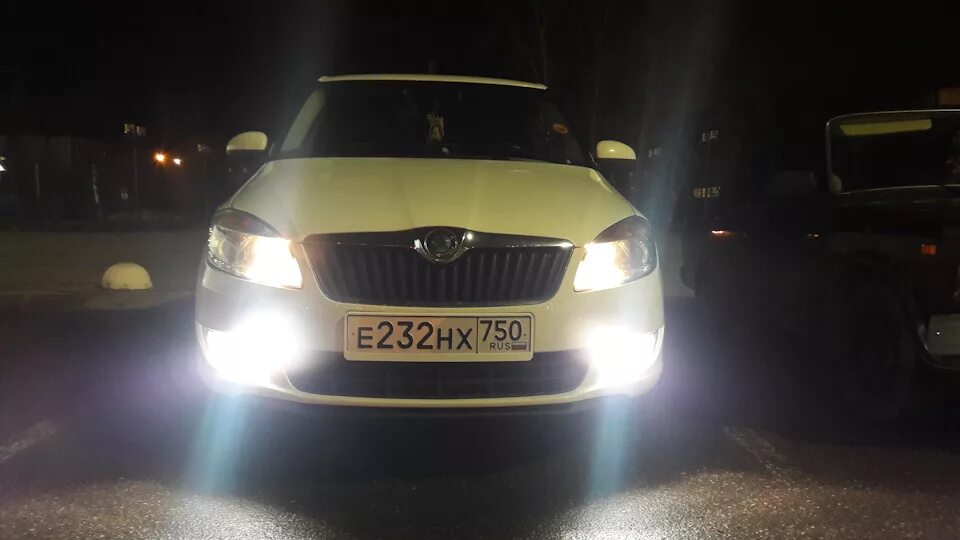 Противотуманные фары шкода фабия. Skoda Fabia 2 led ПТФ. Ксенон Шкода Фабия 2. Led ПТФ Skoda Fabia 1. Лампы в ПТФ Шкода Фабия 2.