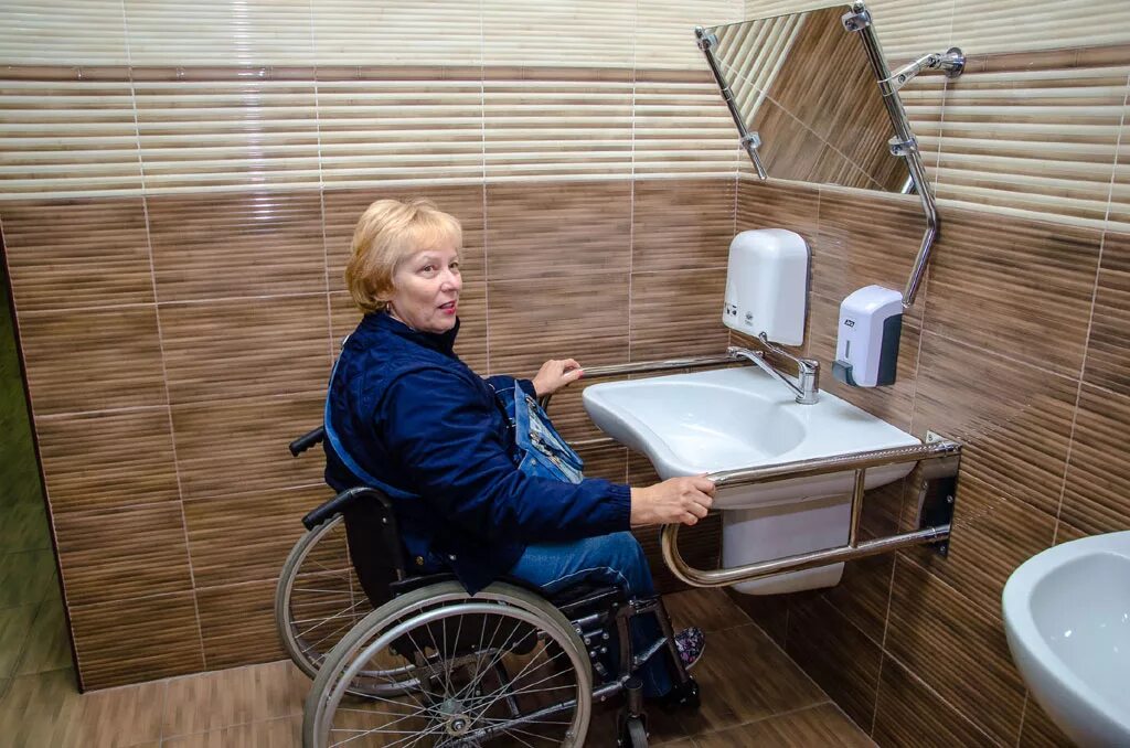 Можно ли инвалидам санаторий. Санаторий Анапа для инвалидов колясочников. Санузел для инвалидов. Оборудование санузла для инвалидов. Туалетная комната для инвалидов колясочников.