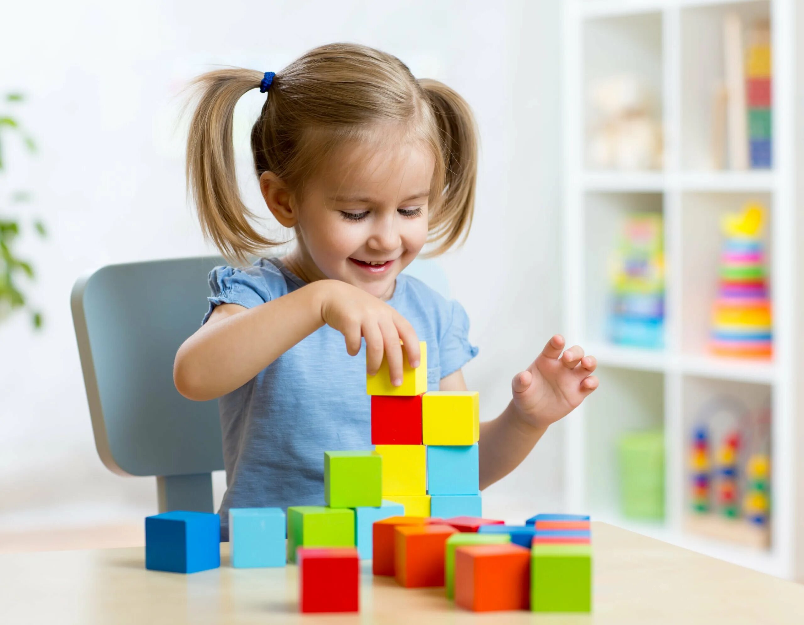 Детские кубики. Играющий ребенок. Мышление детей. Ребенок собирает кубики. Наглядно действенное мышление является основным видом мышления