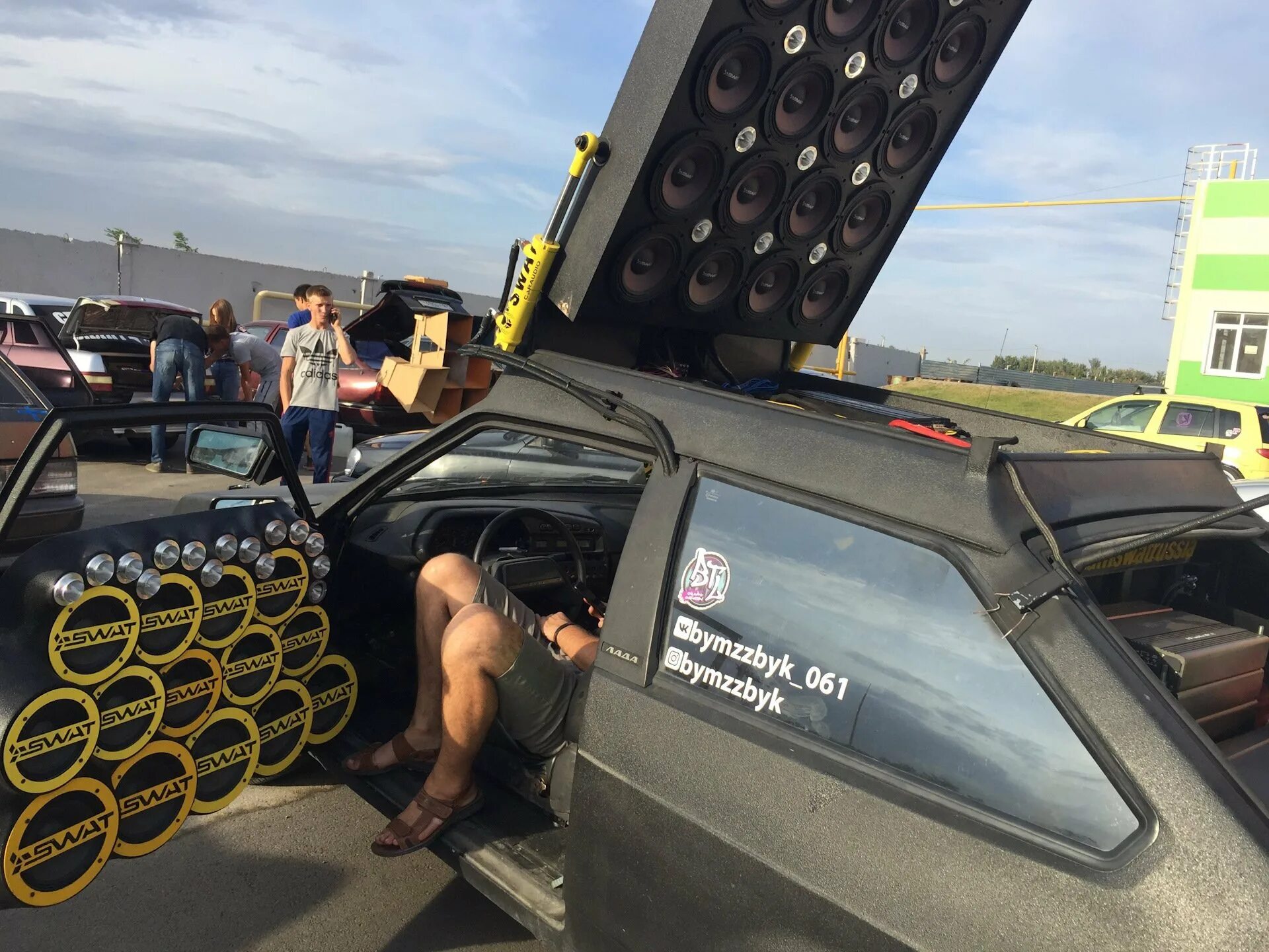 Самый громкий автозвук в мире. Самый громкий автомобиль. Форд ф350 автозвук. Самые громкие автомобили. Самый громкий автомобиль.