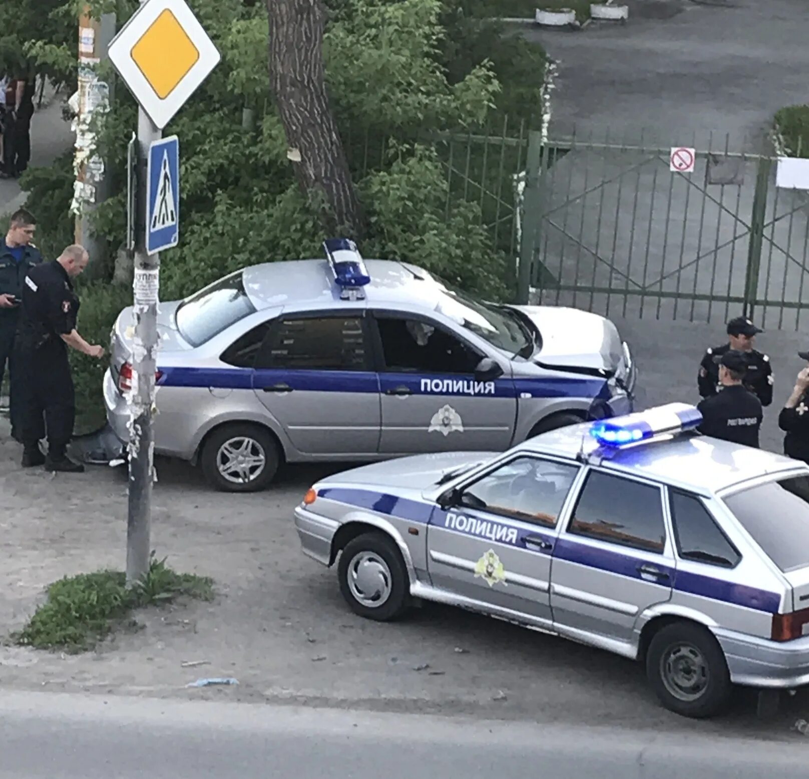 Врезался в полицейскую машину. Омск полиция машина. Полицейская машина врезалась