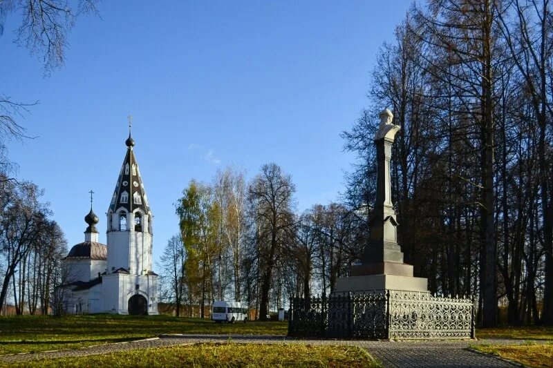 Памятник князю Василию i плёс. Памятник Василию 1 в Плёсе. Плёс достопримечательности Соборная гора. Памятник князю Василию тёмному Плес.