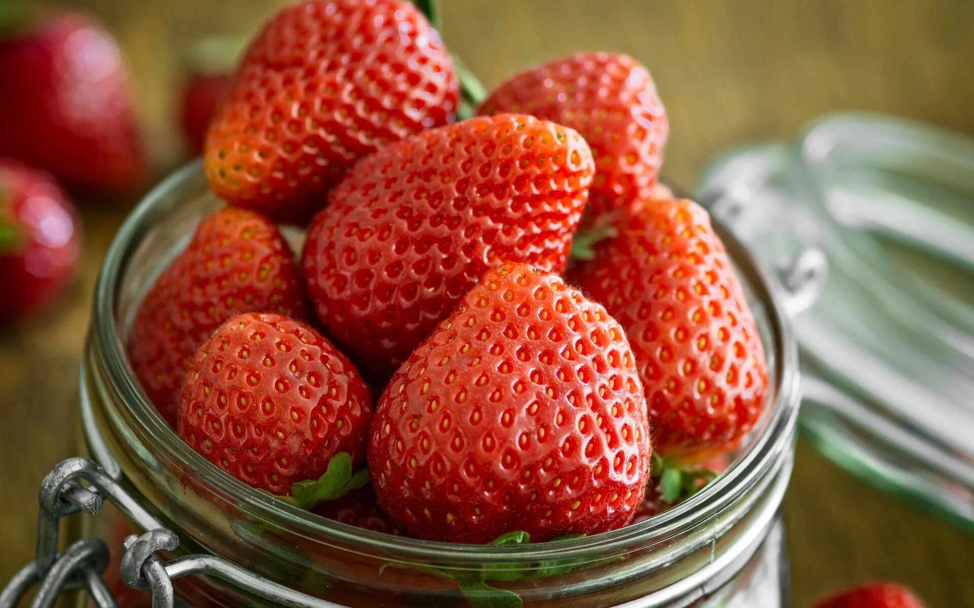 Сочная земляника. Сочная клубника. клубника макро. сладкая ягода. малиновая клубника.