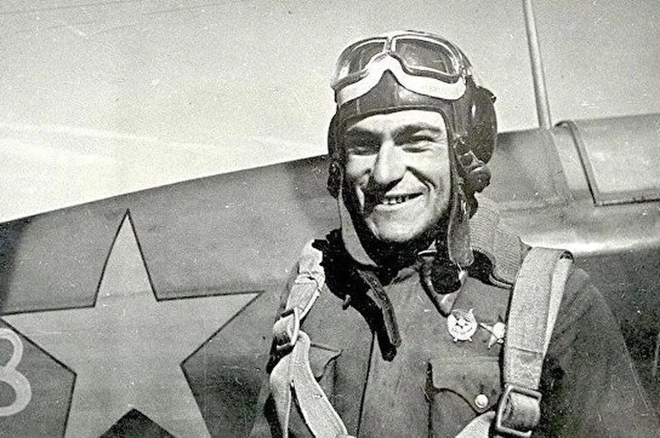 Амет хан дважды герой советского союза. Летчик крымский татарин. Летчик крымский татарин. Летчик крымский татарин. Летчик крымский татарин.