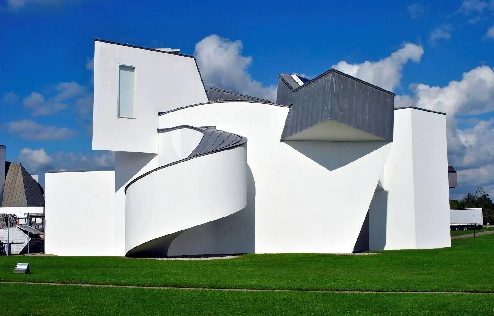 Архитектурное разнообразие. Музей дизайна Витра, Вайль-на-Рейне, Германия. Фрэнк Гери музей Витра. Фрэнк Гери здания.