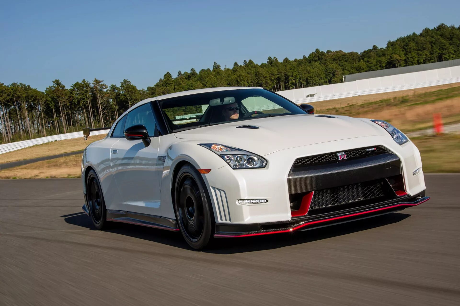 Nissan juke nismo. Nissan 370z nismo. Nissan gt-r 2016. Nissan 370z nismo. Ниссан гтр нисмо 2017.