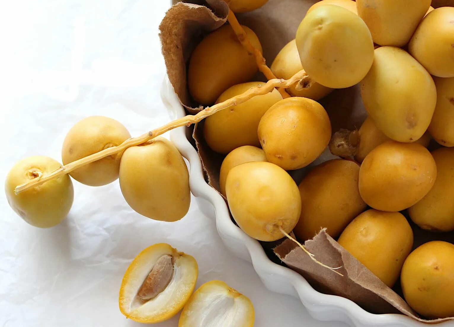 Raw date. Финики fresh dates. yellow date. yellow date fruit. unripe almond pickles.