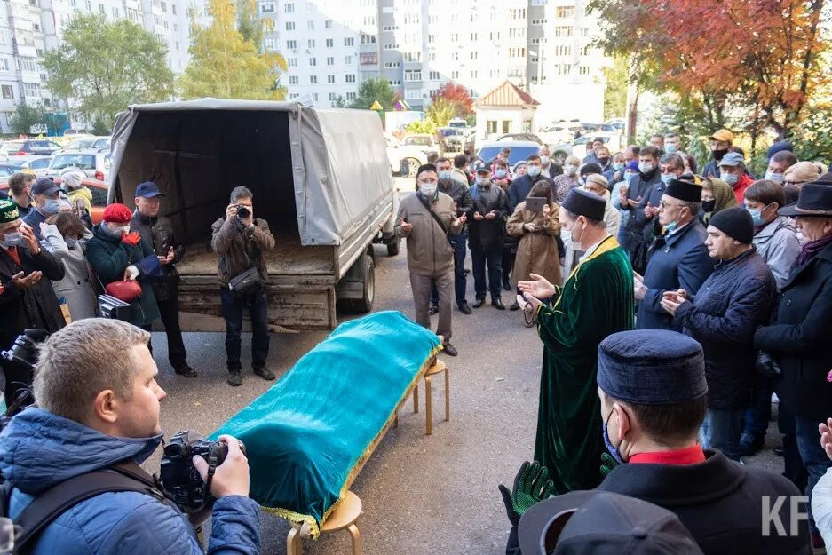 Не хочу идти на похороны. Цветы на гроб. Не хочу идти на похороны. Не хочу идти на похороны. Длинные анекдоты.