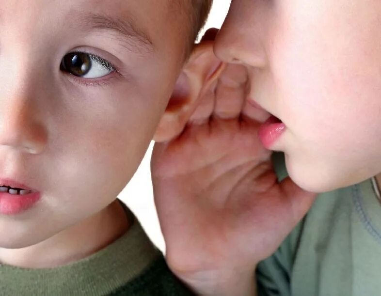Слух и речь. Шепот на ухо ребенку. Дети с нарушением слуха..