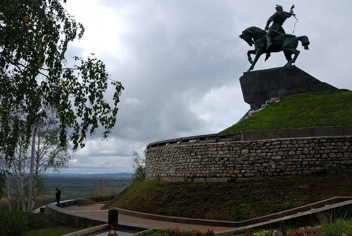 Город Уфа памятник Салавата Юлаева. Памятник Салавату Юлаеву в Уфе. Памятник Салават Юлаева города Салават. Город Уфа достопримечательности памятник Салавату Юлаеву.