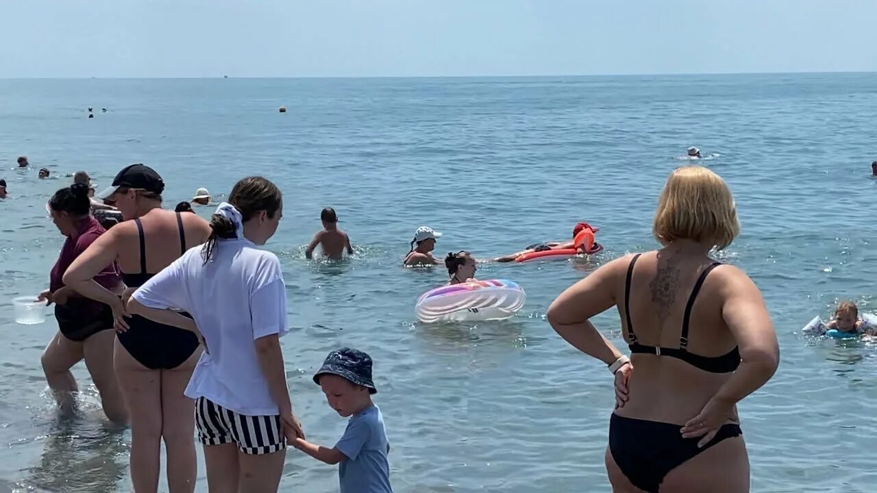 Море температура черное сегодня сейчас. Черное море сейчас. Сочи море. Море в Сочи сейчас. Черное море 2023.