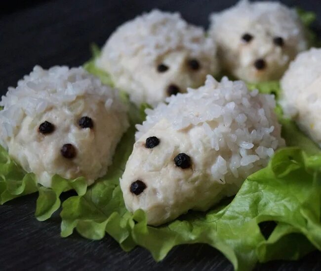 Куриные ежики. Котлетки ежики. ежики из кальмара. ежики из котлет. котлеты в виде ежиков.