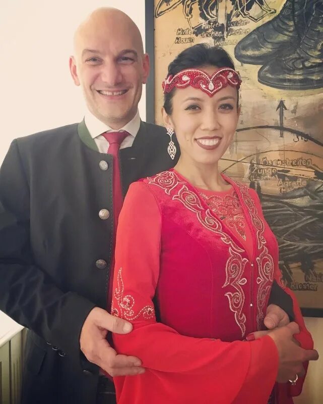 Казашка вышла замуж. Таджичку замуж. казашка замужем за русским. таджички выходят замуж за русских.